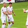 Gian-Luca Feißt (Mitte) bejubelt sein Tor zum Endstand und wird von Doppeltorschütze Marcel Sökler (links) sowie Jonas Busam beglückwünscht.