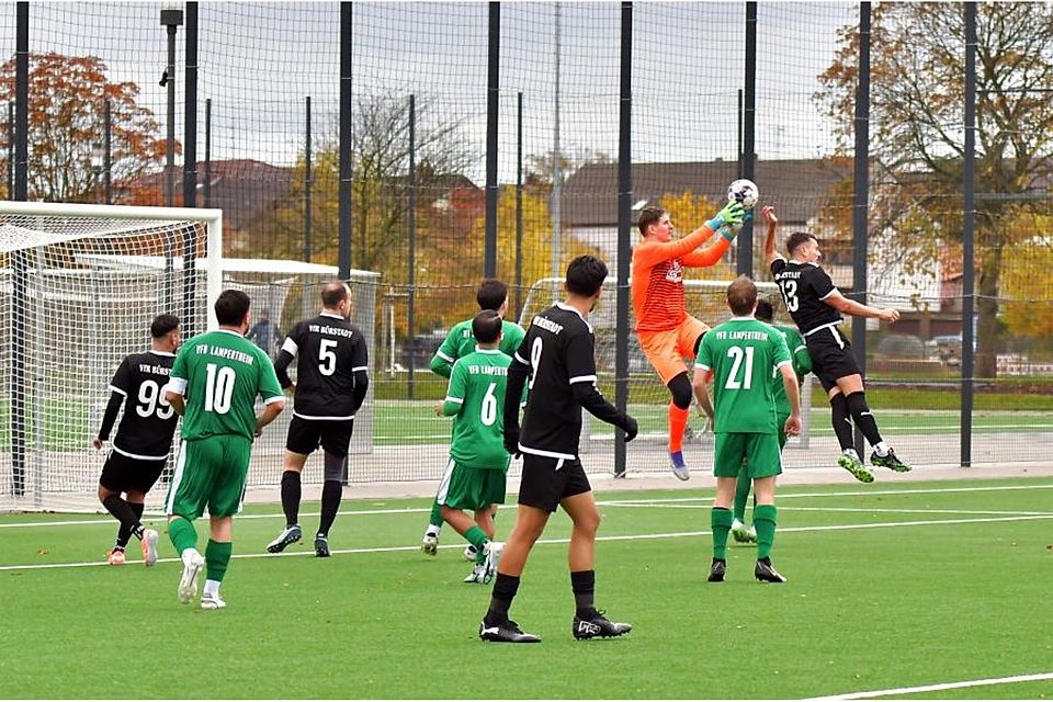 Torhüter Danny Schmidt (VfB Lampertheim) bekommt den Ball nicht zu fassen, das anschließende Tor von VfR Bürstadts Kapitäns Andreas Kautzmann zählt aber nicht. Denn vorher hatte Armend Ramadani (rechts) die Hand im Spiel.