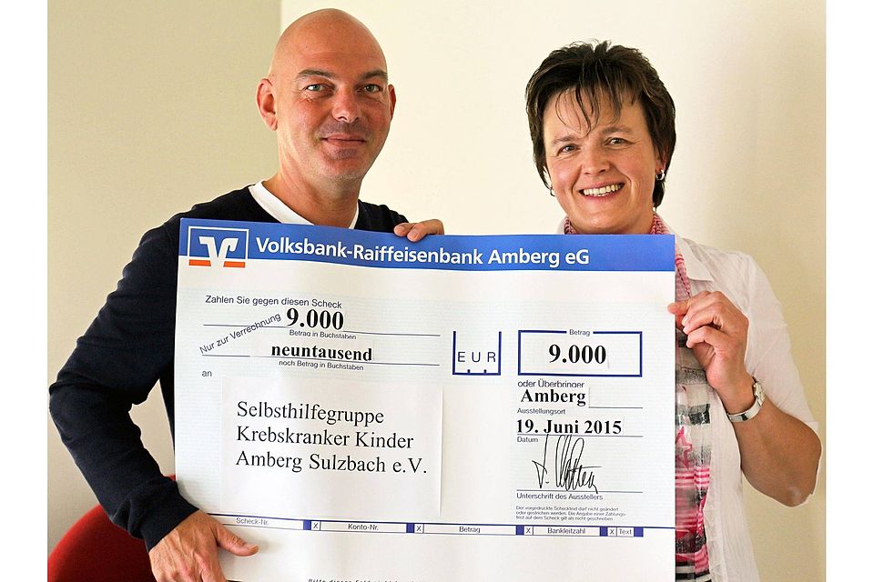Frank Käfer, Marketing-Vorsitzender des FC Amberg (l.), überreichte an Angela Sperber die Spende in Höhe von 9000 Euro.