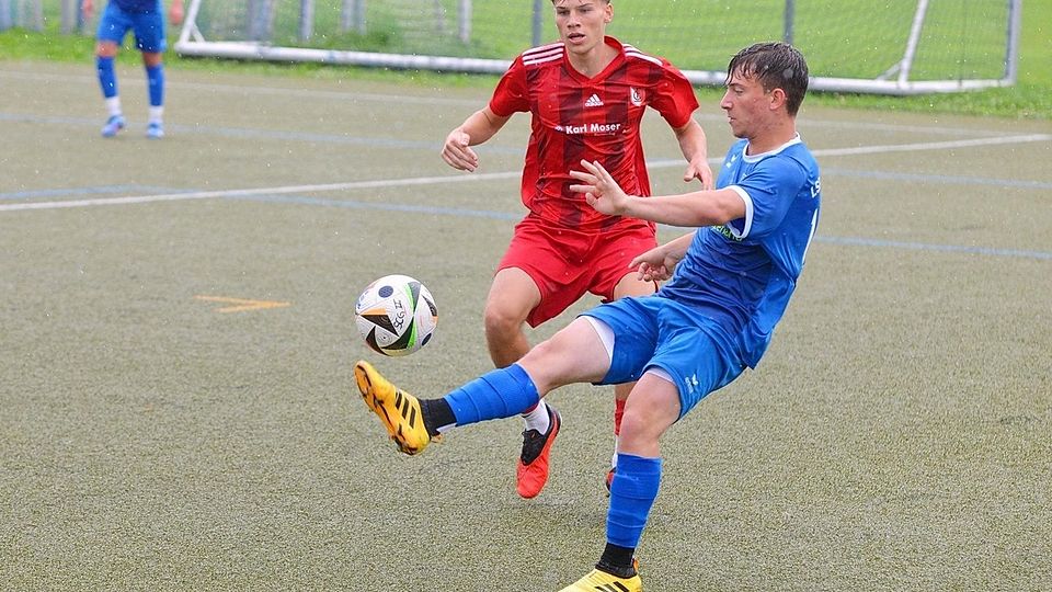 Der FC Puchheim (in Rot) im Spiel beim SC Gröbenzell (in Blau).