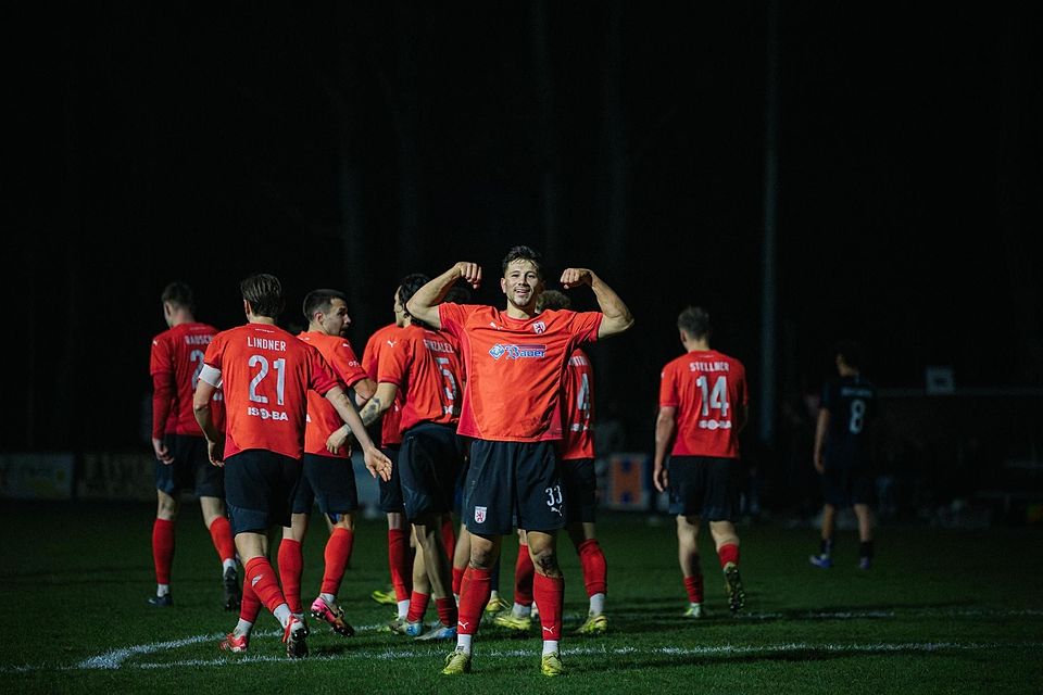 Wasserburg-Torjäger Robin Ungerath jubelt wie VfB-Stürmer Deniz Undav.