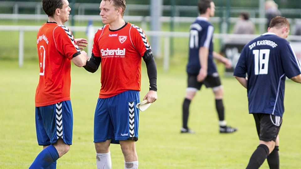 Ab da lief es: Nach dem 5:2-Heimsieg gegen den SSV Kasendorf kam die SpVgg Selbitz (im Bild Markus Bächer (li.) und Daniel Cavelius so richtig ins Rollen. F: Seidler
