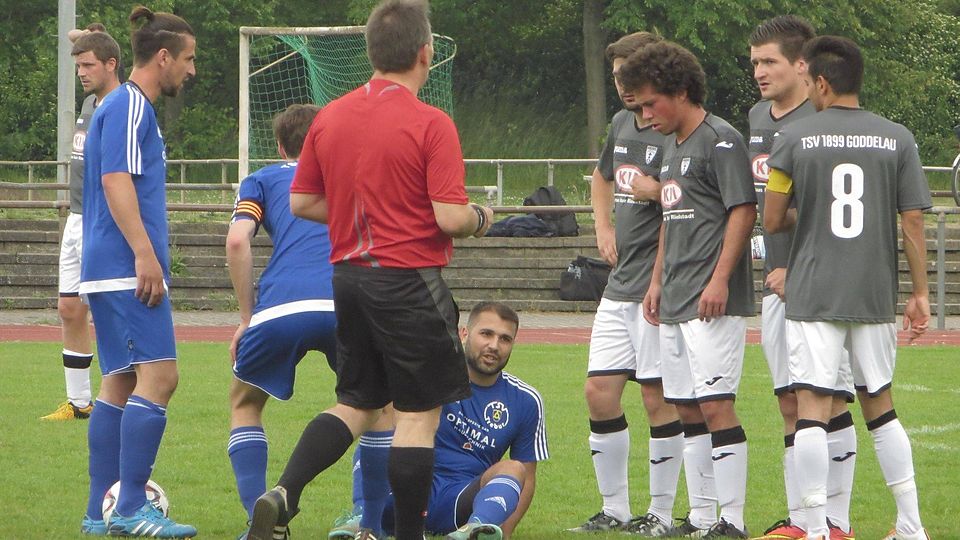 Fand nicht zu seinem Spiel: Treburs Offensivmann Alis Kus (hier am Boden sitzend) erwischte keinen guten Tag gegen den TSV Goddelau. Foto: Presta