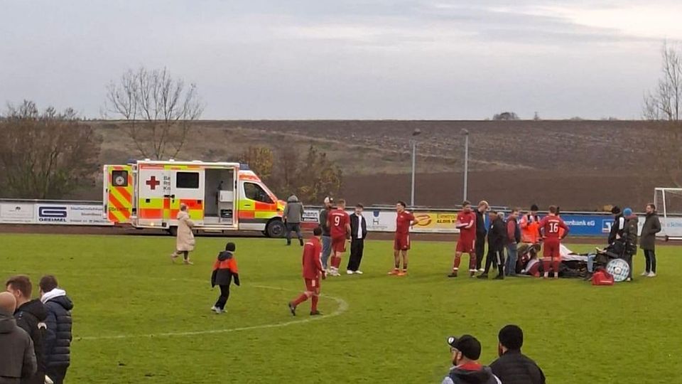 Mit schwerer Verletzung musste Oberbergkirchens Kapitän Michael Greimel vom Notarzt abgeholt werden. Die Partie wurde abgebrochen.