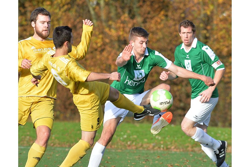 Intensive Zweikämpfe erwarten die Fans beim Spiel des SC Melle (in gelb) gegen den SV Bad Rothenfelde. Foto: Helmut Kemme