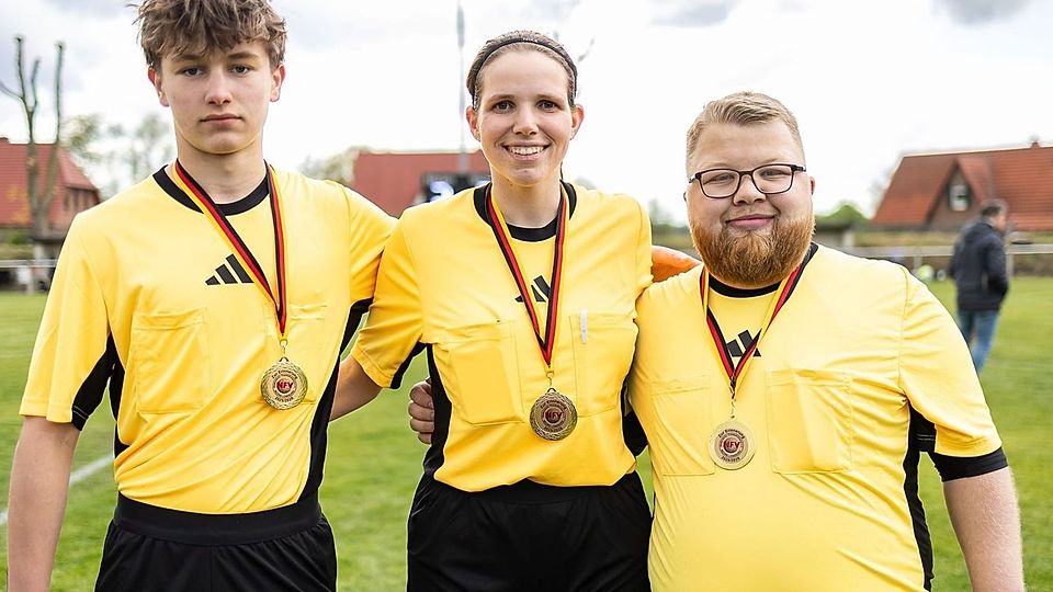 Jule Marit Mollin (Mitte) hat mit ihren beiden Assistenten Sander Höck (links) und Louis-Noel de Bruijn (rechts) das Bezirkspokalfinale der Frauen geleitet.