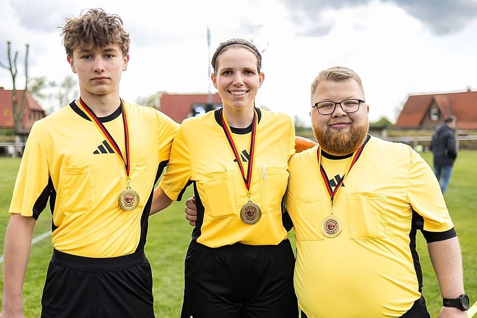 Jule Marit Mollin (Mitte) hat mit ihren beiden Assistenten Sander Höck (links) und Louis-Noel de Bruijn (rechts) das Bezirkspokalfinale der Frauen geleitet. Jule Marit Mollin (Mitte) hat mit ihren beiden Assistenten Sander Höck (links) und Louis-Noel de Bruijn (rechts) das Bezirkspokalfinale der Frauen geleitet.