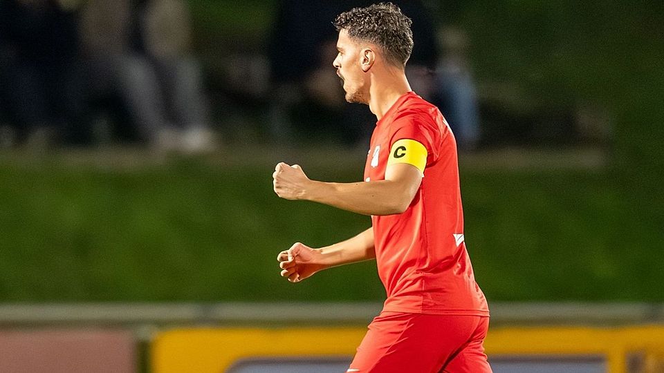 Konnte mit seiner Mannschaft den Kreispokal in die Höhe stemmen: Forstinnings Ajlan Arifovic.