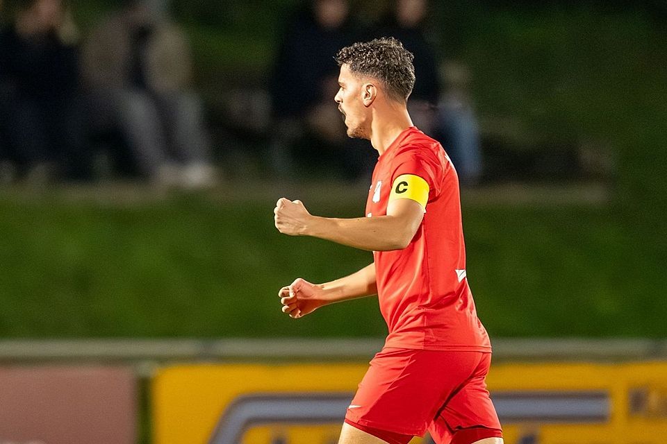 Konnte mit seiner Mannschaft den Kreispokal in die Höhe stemmen: Forstinnings Ajlan Arifovic.