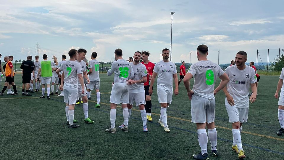 Das erste Spiel ist gewonnen. Die Spieler des SV Wallrabenstein klatschen sich nach dem 3:1-Erfolg über Dietkirchen ab.