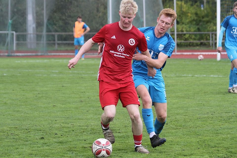 Ampelkarte mit Folgen: Peter Wuthe (rechts) musste in Wasserburg vorzeitig vom Platz.