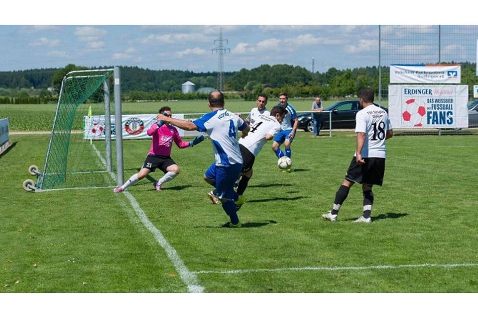 Der B-Liga-Meister Türkgücü Ehingen (schwarze Hosen) sorgte beim Vorrundenturnier in Unlingen für eine Überraschung und qualifizierte sich fürs Landesfinale. Foto: Michael Kettel