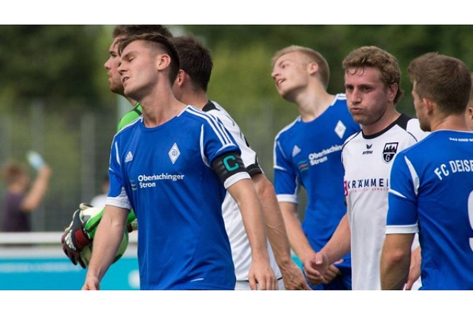 Schwer enttäuscht: der FC Deisenhofen und sein Kapitän Michael Vodermeier. Foto: Robert Brouczek