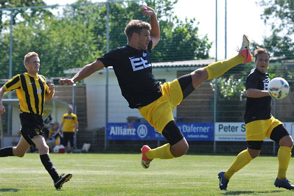 Akrobat schön: Diedorfs Nicolas Ott (links) sieht Leitershofens Thomas Hanselka bei einer artistischen Einlage zu. Dessen Mannschaftskollege Markus Bröll spekuliert auf den Ball. Letztlich sollte die Anstrengung vergeblich sein: Diedorf gewann 3:0 beim Nachbarn in Leitershofen.  Foto: Andreas Lode