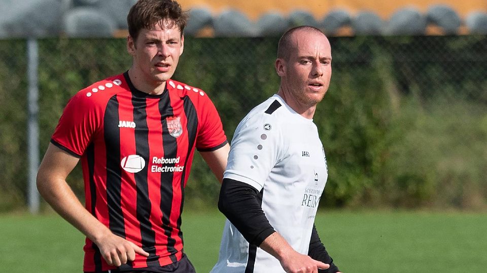Kommt der Pass an? Anzing Tim Schuster (li.) mit kritischem Blick im Zweikampf mit Zornedings Nikolai Kaspar. Der SVA gewann das Derby deutlich.