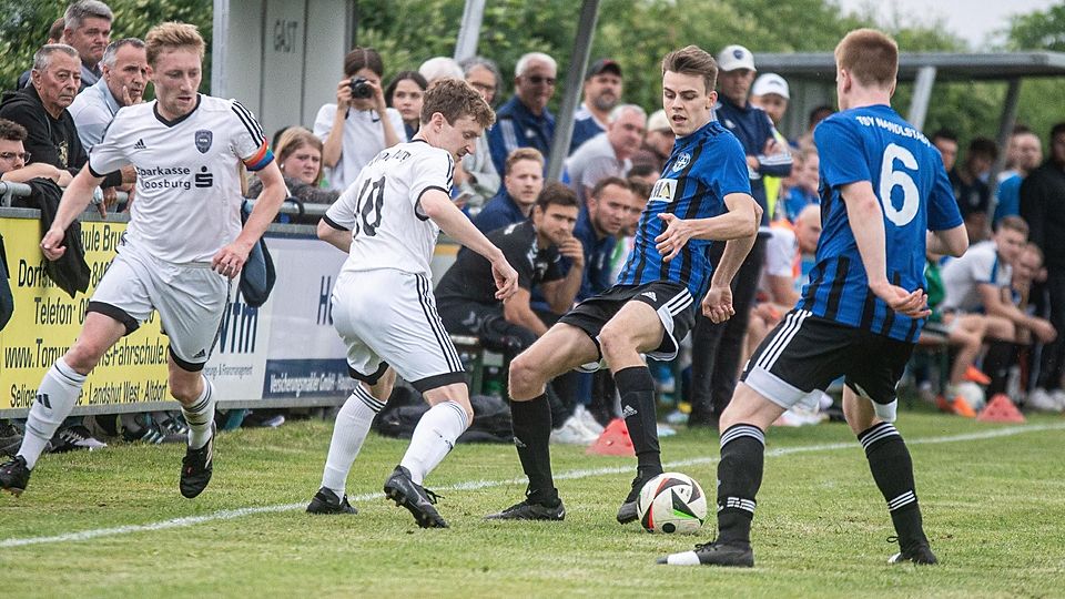 Relegation mit Happy-End: Der TSV Nandlstadt (in Blau), hier im Aufeinandertreffen mit dem FC Moosburg, steht seit dem Gerolfinger Erfolg gegen Aschau als Aufsteiger in die Kreisliga fest.