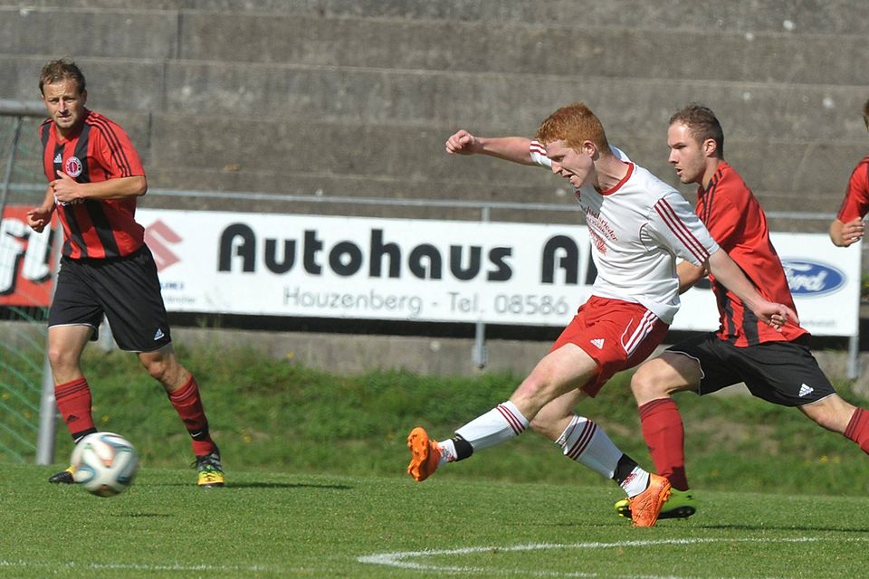 Der SV Geiersthal um Spielmacher Michael Kilger (weißes Trikot) braucht beim FC Untermitterdorf mindestens ein Unentschieden F: Geisler