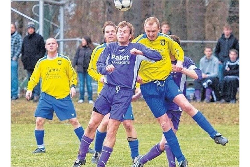 Enges Duell in der Luft - am Ende setzte sich Schledehausen durch und stieg später in die Bezirksliga auf. Foto: Seiler.