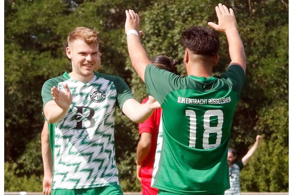 In Feierlaune: Eintracht Rüsselsheim (links Felix Jan Stange, rechts Murat Tezkac) hat sich durch einen 5:2-Erfolg gegen Genclerbirligi Bischofsheim den Aufstieg gesichert. 