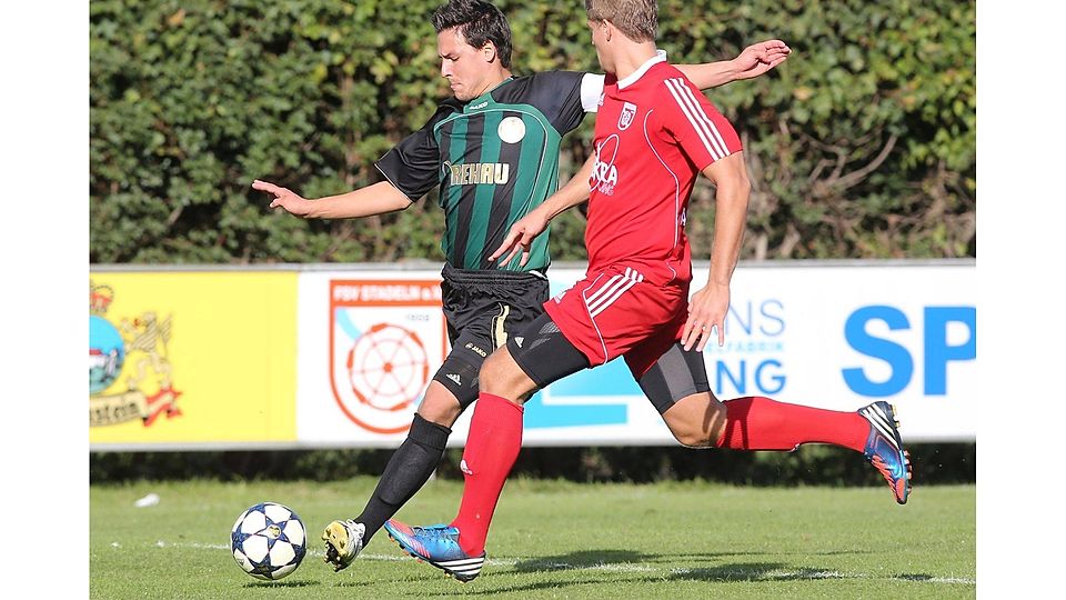 So wie hier der Eltersdorfer Kapitän Tobias Strauß (li.) einen Tick eher am Ball ist als der Stadelner Stefan Alberter war der SCE auch insgesamt eine Nuance besser und zielte  vom Elfmeterpunkt genauer.  F: Wolfgang Zink