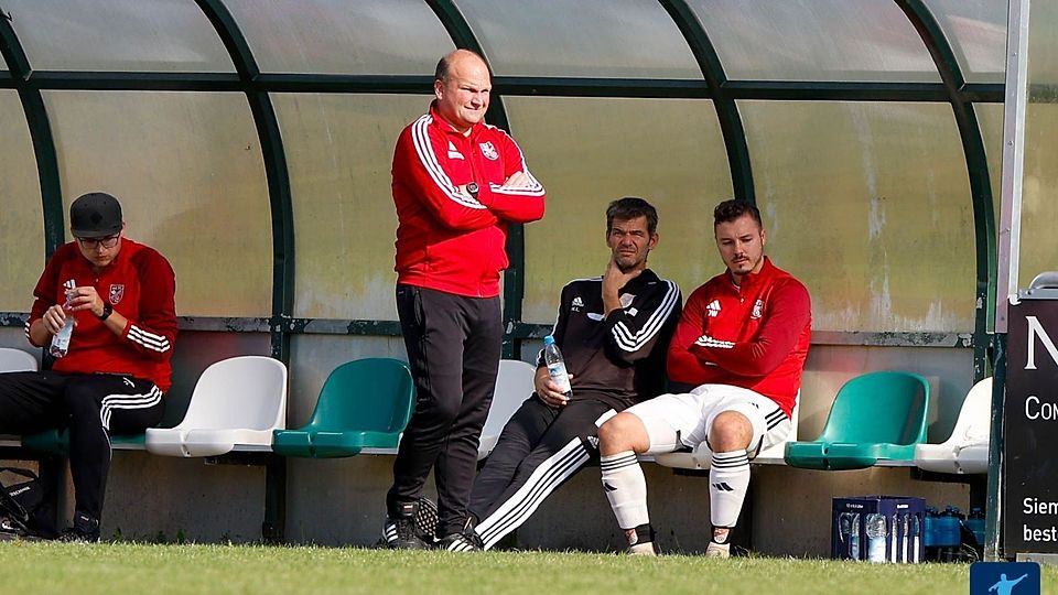 Die zweite Amtsperiode von Michael Leitl (stehend) beim SV Buchhofen ist vorzeitig zu Ende gegangen 