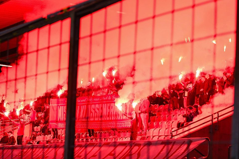Gegen Montagsspiele: Die Fans der Bayern-Amateure zündeten fleißig Pyrotechnik.