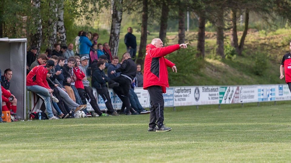 Trainer Harald Mäusbacher gibt Anweisungen von der Außenlinie F: Zinnert