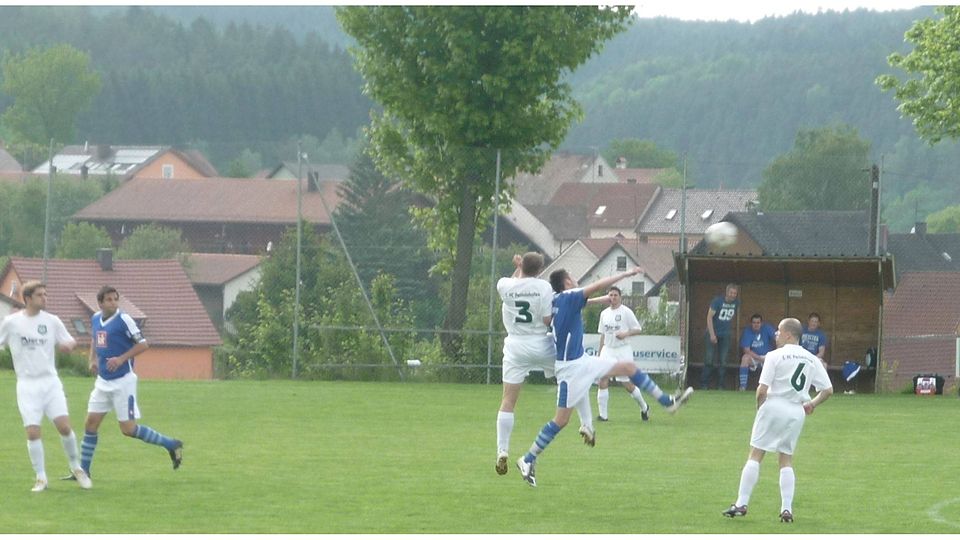 Der 1. FC Pertolzhofen (weiß) will unbedingt den TSV Stulln vom Thron stoßen Foto: 1. FC Pertolzhofen
