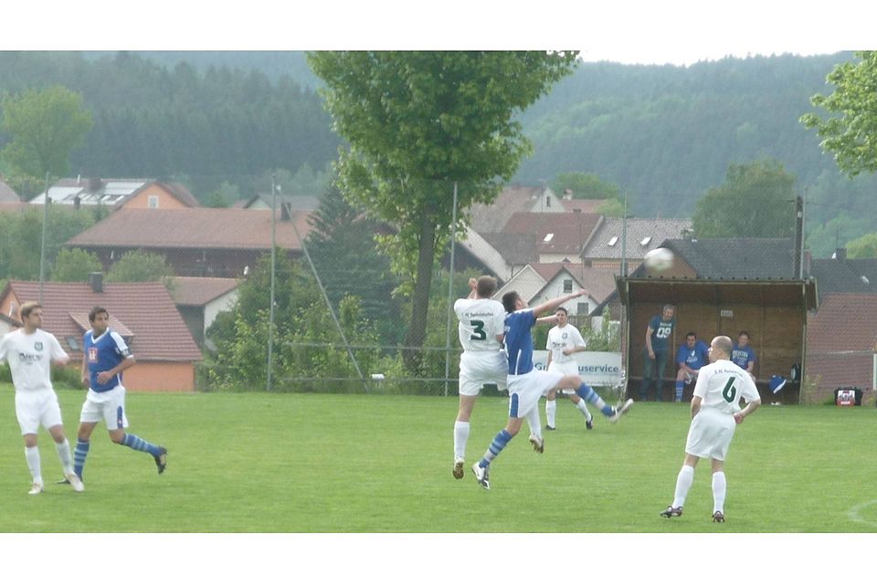 Der 1. FC Pertolzhofen (weiß) will unbedingt den TSV Stulln vom Thron stoßen Foto: 1. FC Pertolzhofen