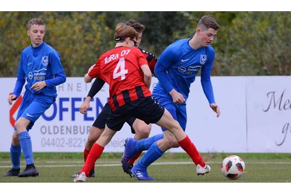 Weiterhin obenauf: Die B-Junioren des FC Rastede (in blau) besiegten auch  TuRa Westrhauderfehn. Philip Eiben