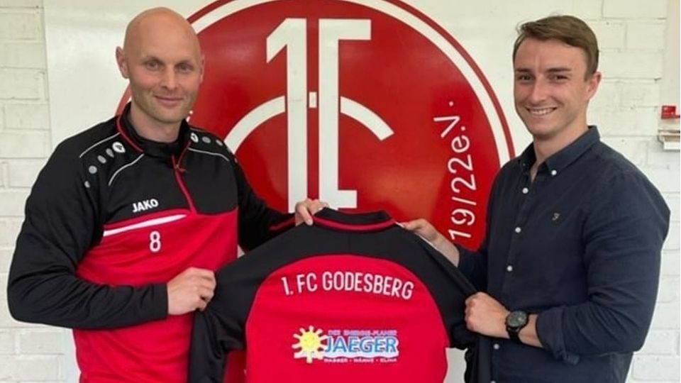 Nils Steinhauer (re.) mit Abteilungsleiter Mark Braune bei seiner Vorstellung als neuer Cheftrainer des 1. FC Godesberg.