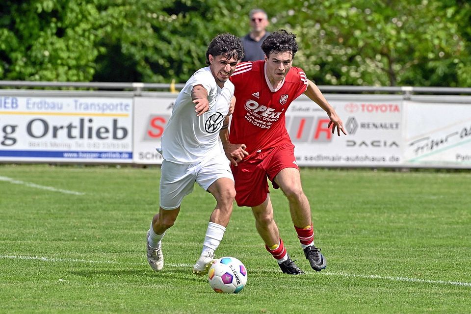 Der Merchinger Abdulcebbar Demir (links) behauptet den Ball gegen Jonas Reisinger.