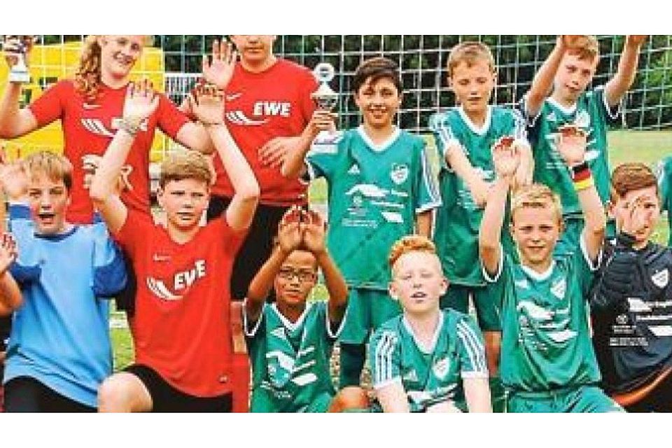 Finale: Über die Pokale beim D-Jugend-Turnier freuten sich die Teams  des BV Garrel (Turniersieger, grüne Trikots) und des FC Sedelsberg. Hans Passmann
