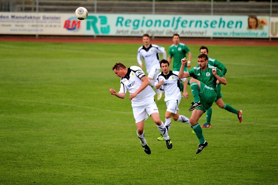 Für den FC Einheit Rudolstadt (weiß) gab es sowohl im ersten (0:3) als auch zweiten Jahr (1:2) des Aufeinandertreffens in Sandersdorf nichts zu holen. Bei Union setzt man alles daran, dass diese Miniserie bestehen bleibt (FOTO: Holger Bär)