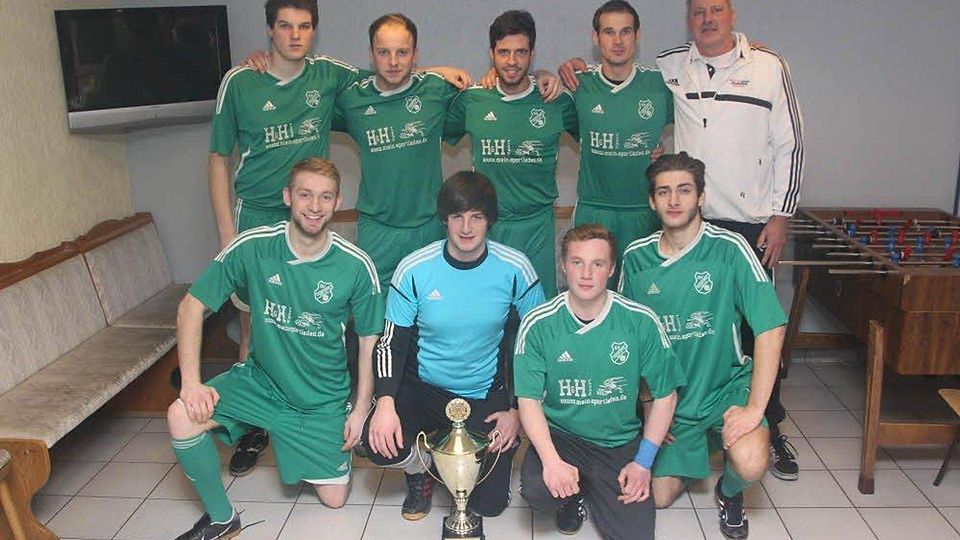Die Mannschaft des SV Leuscheid präsentiert den Siegerpokal.