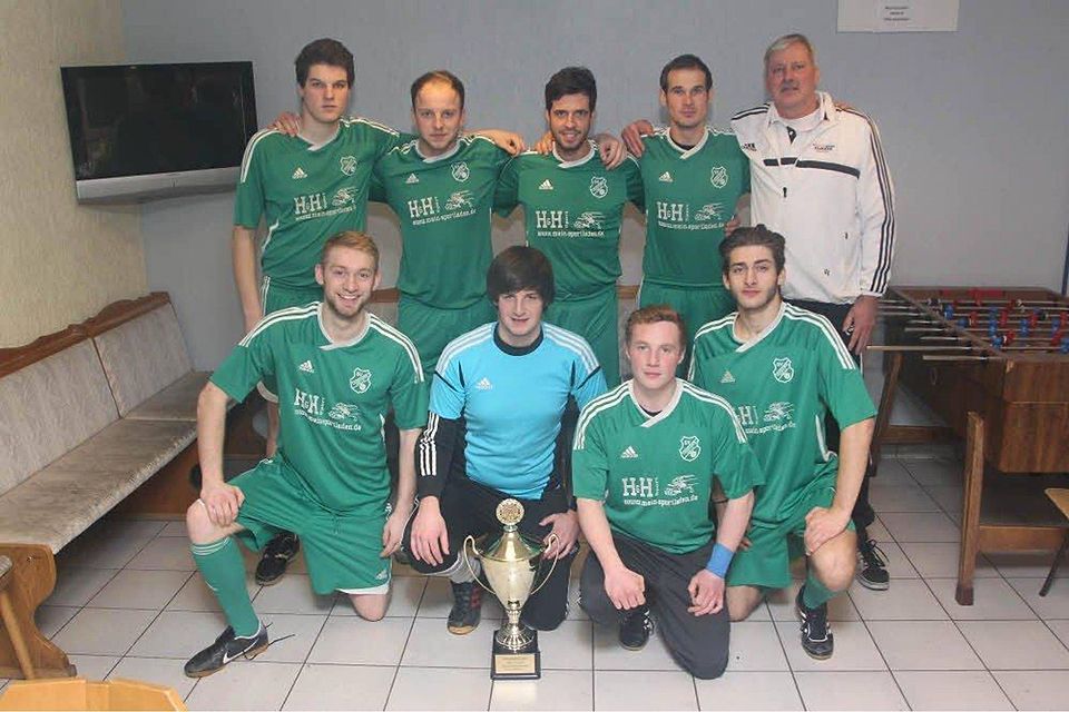 Die Mannschaft des SV Leuscheid präsentiert den Siegerpokal.