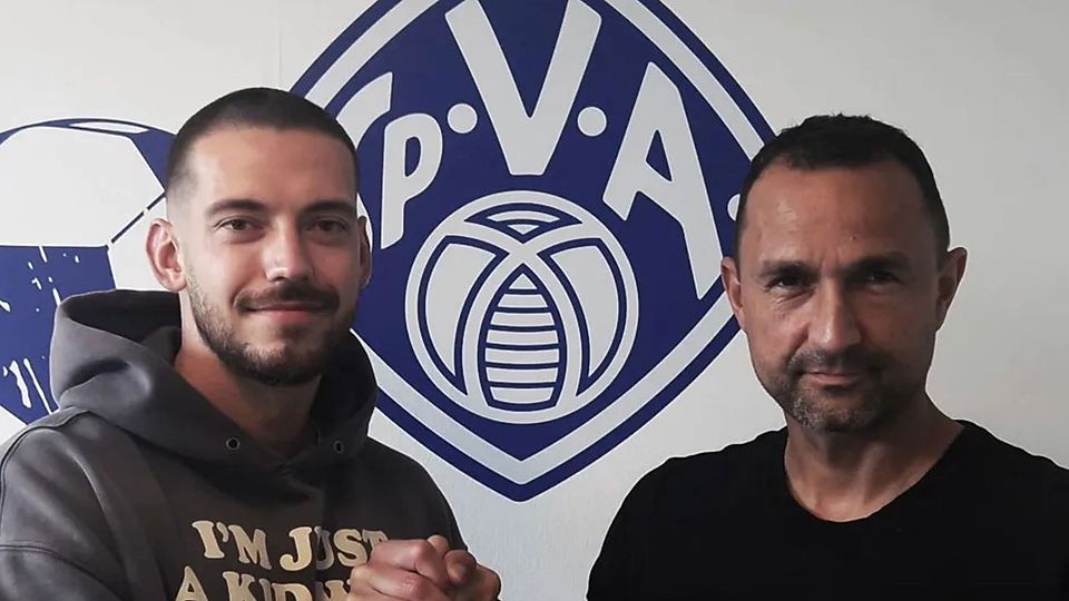 Michael Gorbunow (li.) wird vom Sportlichen Leiter Tuncay Nadaroglu offiziell begrüßt.