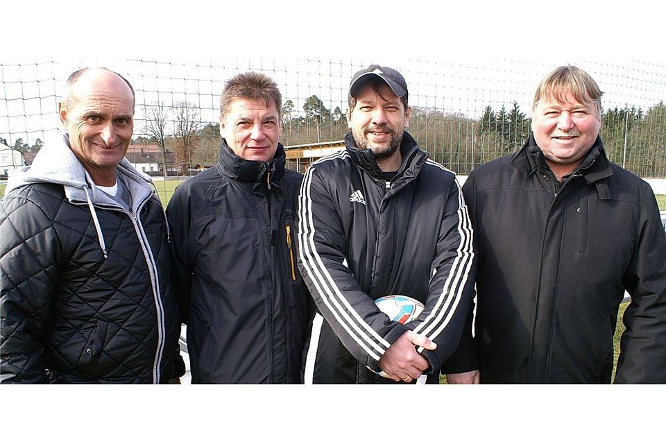 Den neuen SC-Trainer Oliver Birk begrüßten in Teublitz SC-Vorsitzender Stephan Schwarz (rechts) und Betreuer Adolf Walbert (links).  Foto: Artmann