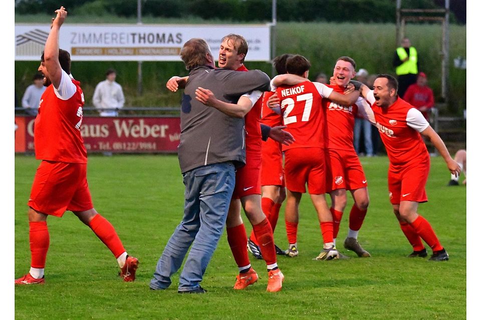 Nach dem Schlusspfiff kannte der Jubel bei Eichenkofen keine Grenzen und die beiden Erfolgstrainer Florian (links) und Ewald Rupprecht (2.v.l.) ließen ihre Freude freien Lauf Nach dem Schlusspfiff kannte der Jubel bei Eichenkofen keine Grenzen und die beiden Erfolgstrainer Florian (links) und Ewald Rupprecht (2.v.l.) ließen ihre Freude freien Lauf
