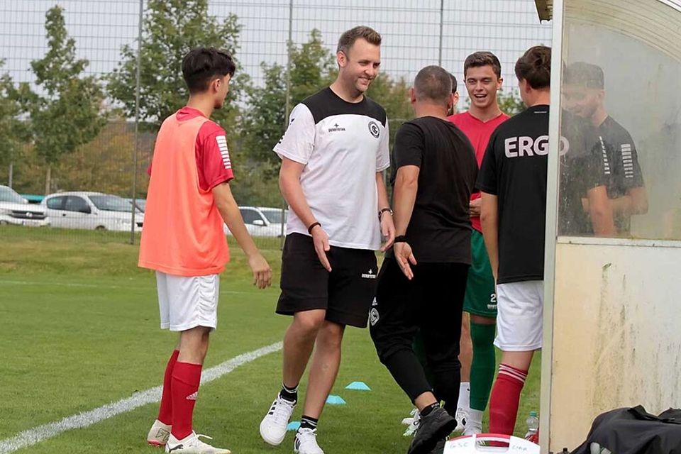Trainer Stefan Röschmann (in weiss), hier noch für den Gettorfer SC an der Seitenlinie, hatte gegen Altenholz die richtige Marschroute gefunden. Trainer Stefan Röschmann (in weiss), hier noch für den Gettorfer SC an der Seitenlinie, hatte gegen Altenholz die richtige Marschroute gefunden.