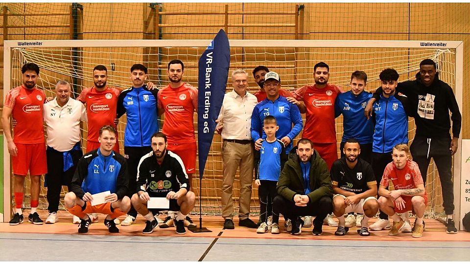 Neuer Sieger München und Ex-Champion Altenerding (stehend v.l.): Mustafa Yemin, Yildiz Nevzat (Trainer Altenerding), Berkan Altug, Marco Baumann, Orlando Herzberger, Josef Nunberger, Samet Bastürk, Tolga Güncü mit Neffe Ilias Seymen, Ahmet Ünal, Alexander Weiher, Wiam Takruri und Joshua Goodluck; (knieend v.l.) Lukas Loher, Marcel Scheingraber, Leart Bilalli, Kirubel Getnet und Giuliano Rubenbauer.