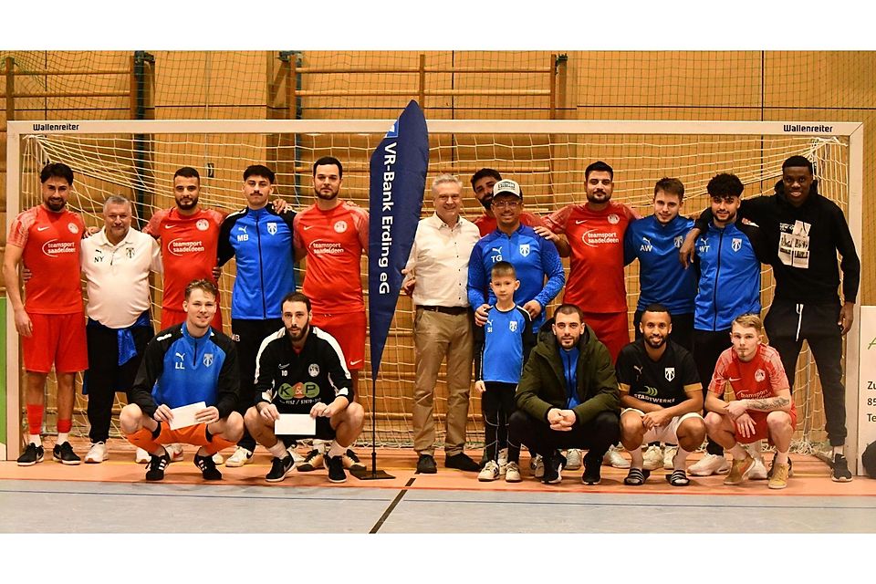 Neuer Sieger München und Ex-Champion Altenerding (stehend v.l.): Mustafa Yemin, Yildiz Nevzat (Trainer Altenerding), Berkan Altug, Marco Baumann, Orlando Herzberger, Josef Nunberger, Samet Bastürk, Tolga Güncü mit Neffe Ilias Seymen, Ahmet Ünal, Alexander Weiher, Wiam Takruri und Joshua Goodluck; (knieend v.l.) Lukas Loher, Marcel Scheingraber, Leart Bilalli, Kirubel Getnet und Giuliano Rubenbauer.