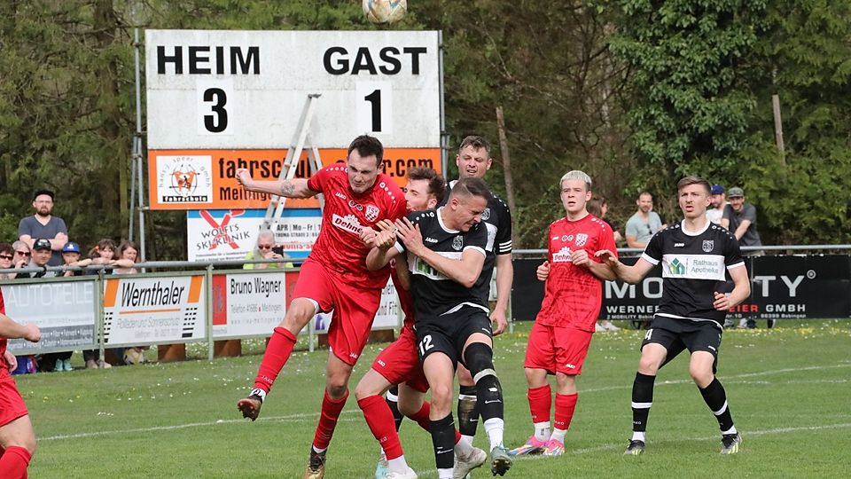 Der TSV Rain II (in Rot mit Matthias Kühling, Robin Spieler und Justin Neukirchner konnte den 0:3-Rückstand aus der ersten Hälfte gegen den TSV Meitingen (mit Lukas Erhard, Arthur Fichtner und Michael Meir) nicht mehr ausgleichen und verlor 2:3.