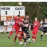 Der TSV Rain II (in Rot mit Matthias Kühling, Robin Spieler und Justin Neukirchner konnte den 0:3-Rückstand aus der ersten Hälfte gegen den TSV Meitingen (mit Lukas Erhard, Arthur Fichtner und Michael Meir) nicht mehr ausgleichen und verlor 2:3.