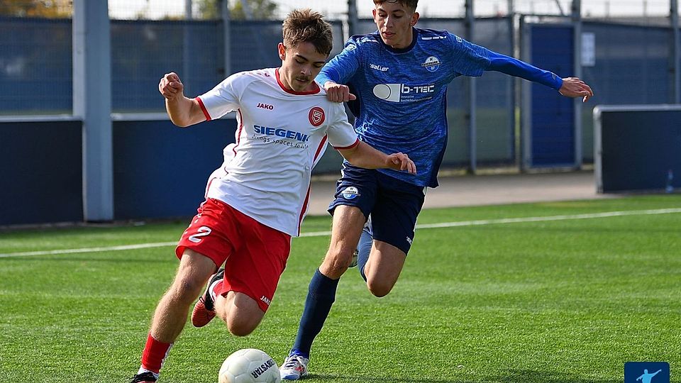 Die U17 der Sportfreunde Siegen (in Weiß), hier mit Jan Niklas Nehrbauer, steht kurz vor dem Aufstieg in die DFB-Nachwuchsliga.