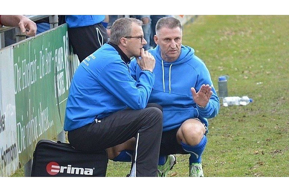 Sandes Cheftrainer Jörg Bröckling (l.) und sein Co-Trainer Waldemar Paterok (r.) hoffen auf den Durchmarsch in die A-Liga. Foto: Rogala