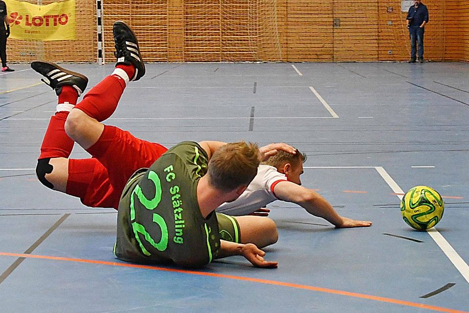 Ein Bild mit Symbolcharakter: Die Futsal-Spieler liegen am Boden. Ihre Sportart kämpft um Akzeptanz.