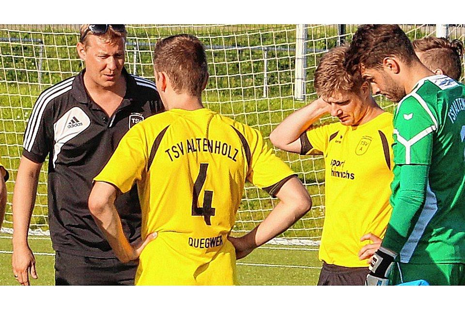 Altenholz’ Coach Kristian Hamm (links) versucht, seine Spieler auf die letzten zehn Spiele der Saison einzuschwören. Foto: Pil