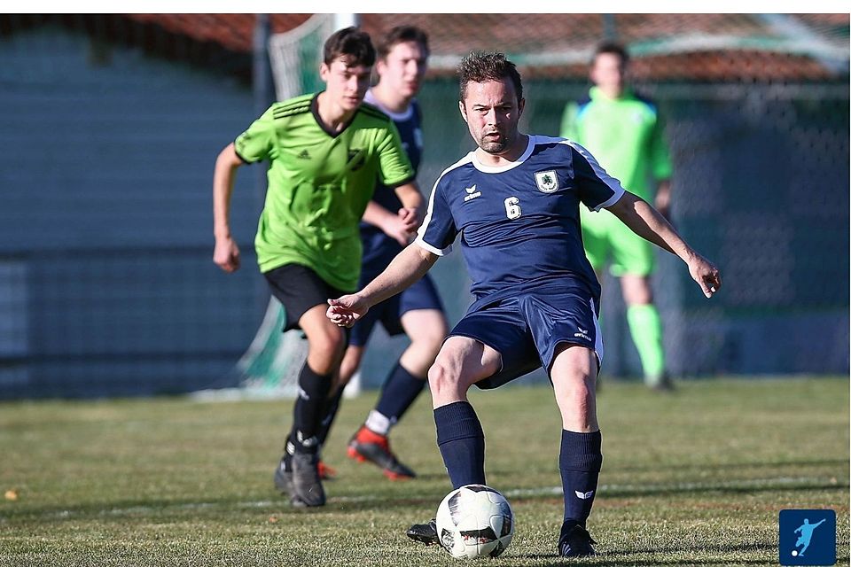 Josef Mader (im Vordergrund im blauen Trikot) hat bei der SpVgg Brandten das Handtuch geworfen 