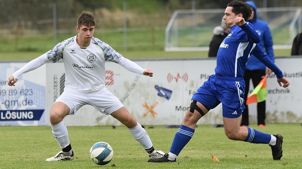 Der SC Oberweikertshofen (in blau) gegen den FC Aich (in weiß)